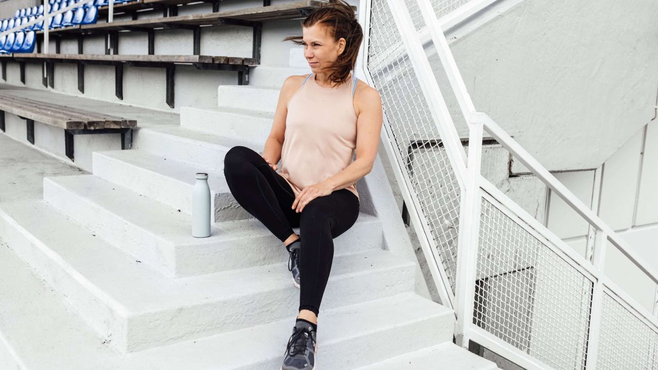 Kevyt kymppi on täyden kympin verkkovalmennus, johon kuuluu mukaan myös video-ohjatut lämmittelyt, liikkuvuusharjoitukset ja kehonpainotreenit.